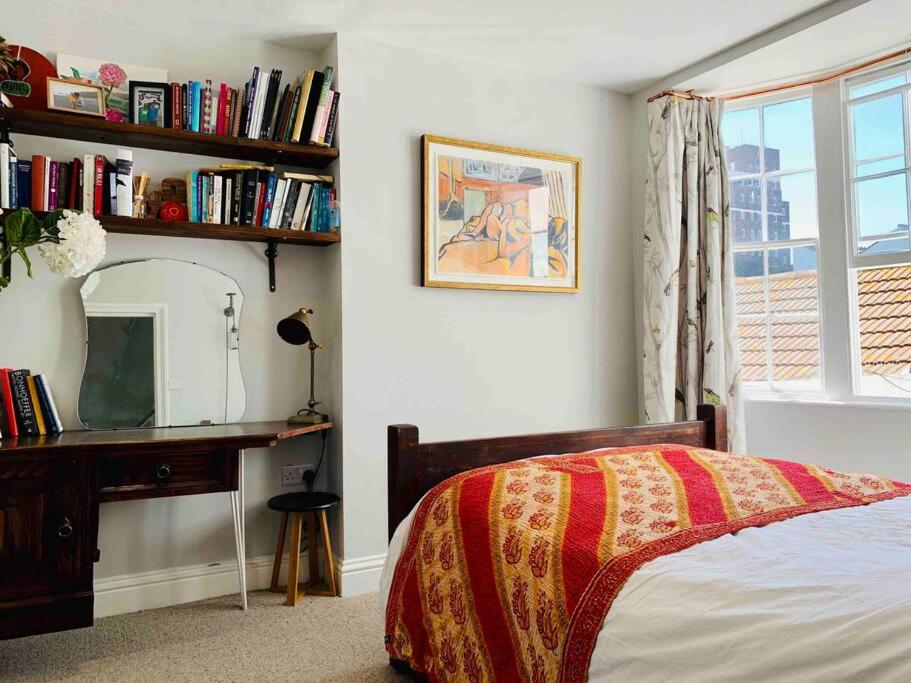 4 bed. Perfect for families. 1 min from seafront view 3