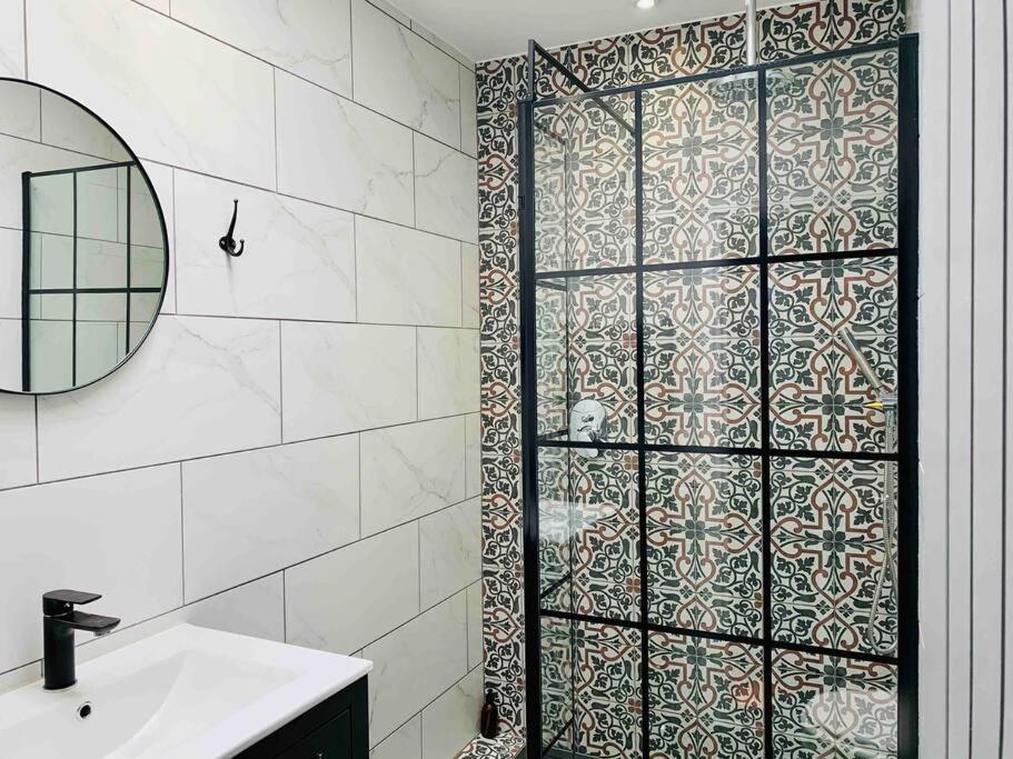 4 bed. Perfect for families. 1 min from seafront view 5