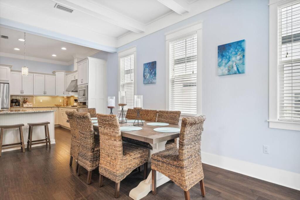 Resort-style pool 3min to beach. Family friendly. Private parking. Fenced-in backyard view 2