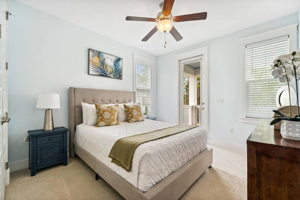 Resort-style pool 3min to beach. Family friendly. Private parking. Fenced-in backyard view 3