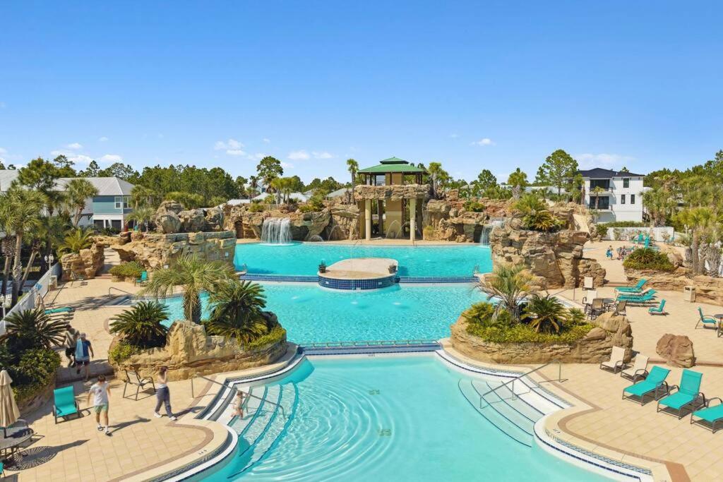 Resort-style pool 3min to beach. Family friendly. Private parking. Fenced-in backyard view 4