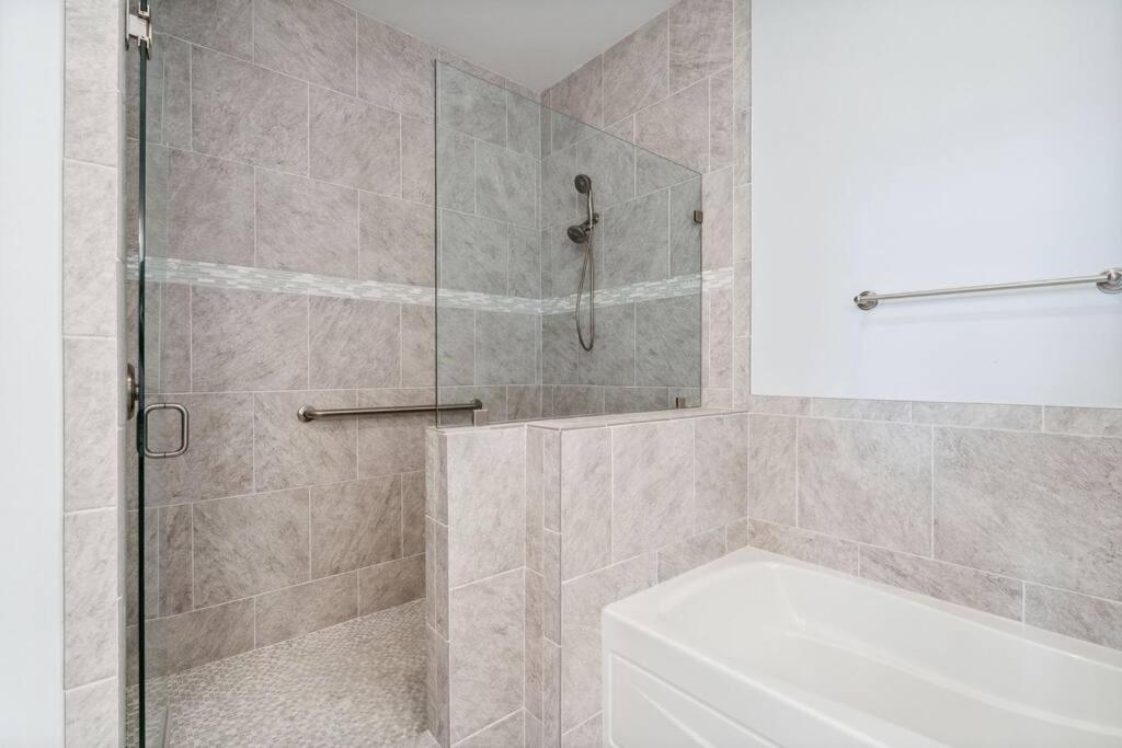 Resort-style pool 3min to beach. Family friendly. Private parking. Fenced-in backyard view 5