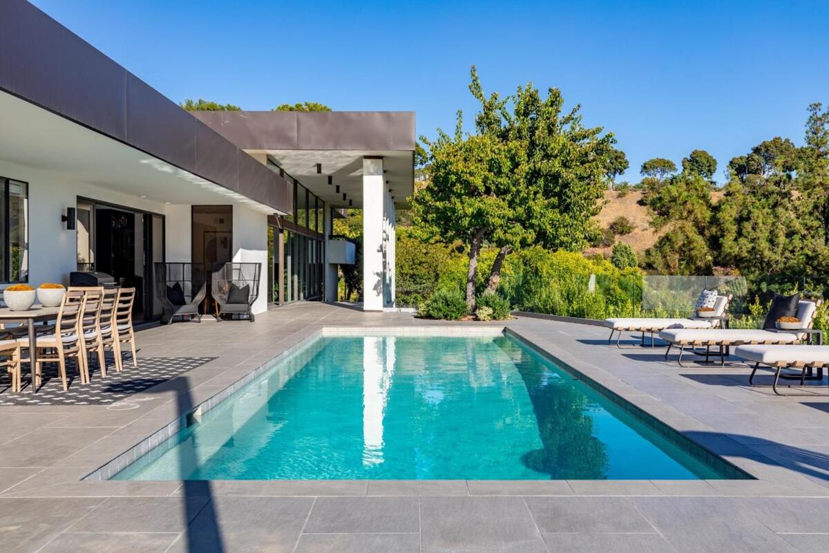Mid Century Modern Villa In Trousdale With Tennis