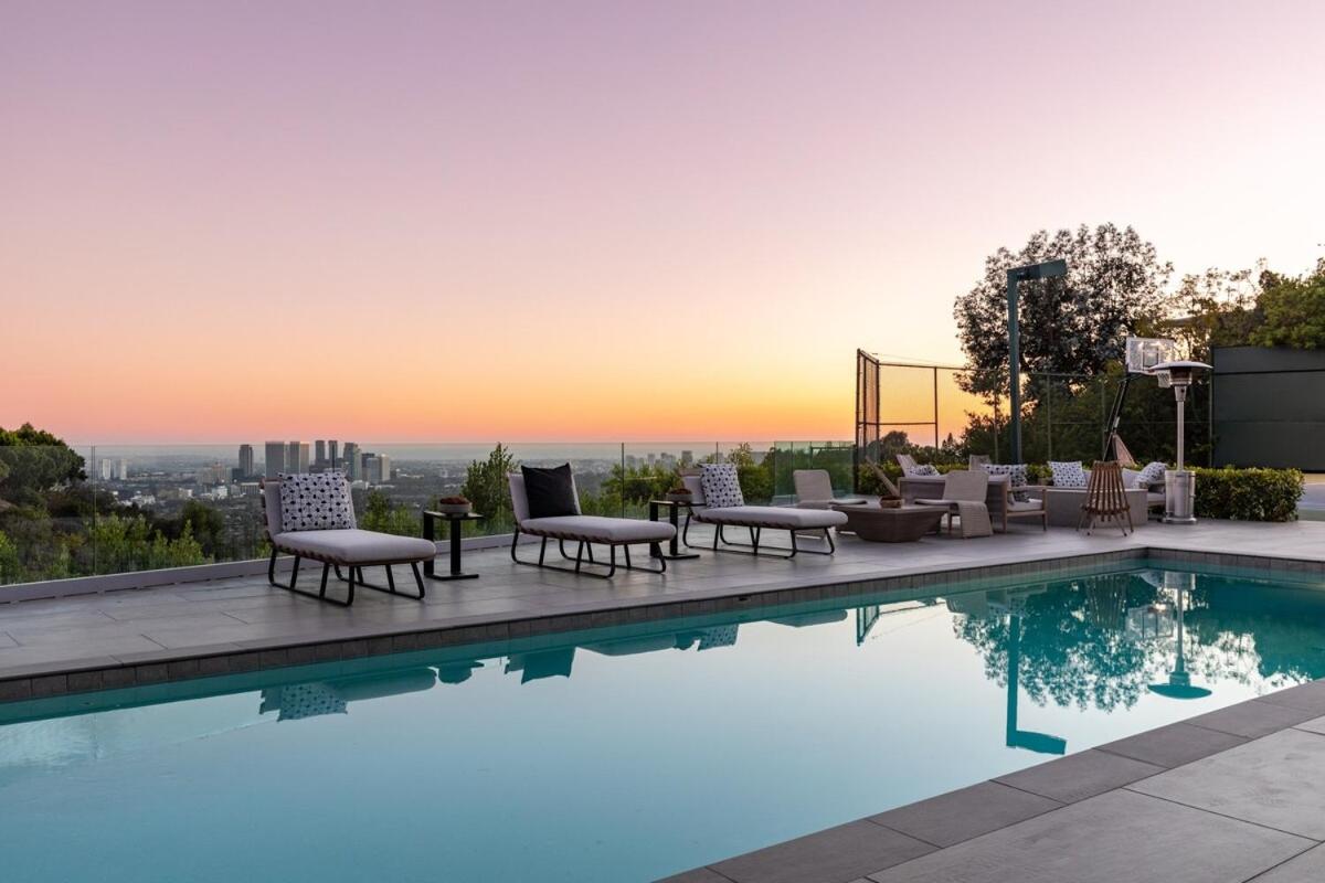 Mid Century Modern Villa In Trousdale With Tennis