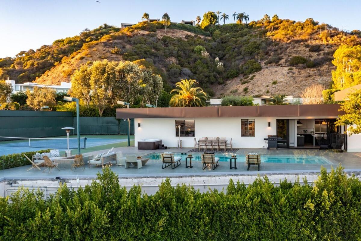 Mid Century Modern Villa In Trousdale With Tennis