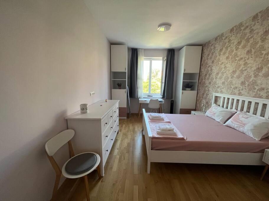 Sea Vibes - Modern Apartment Near the Beach & City Center, Burgas