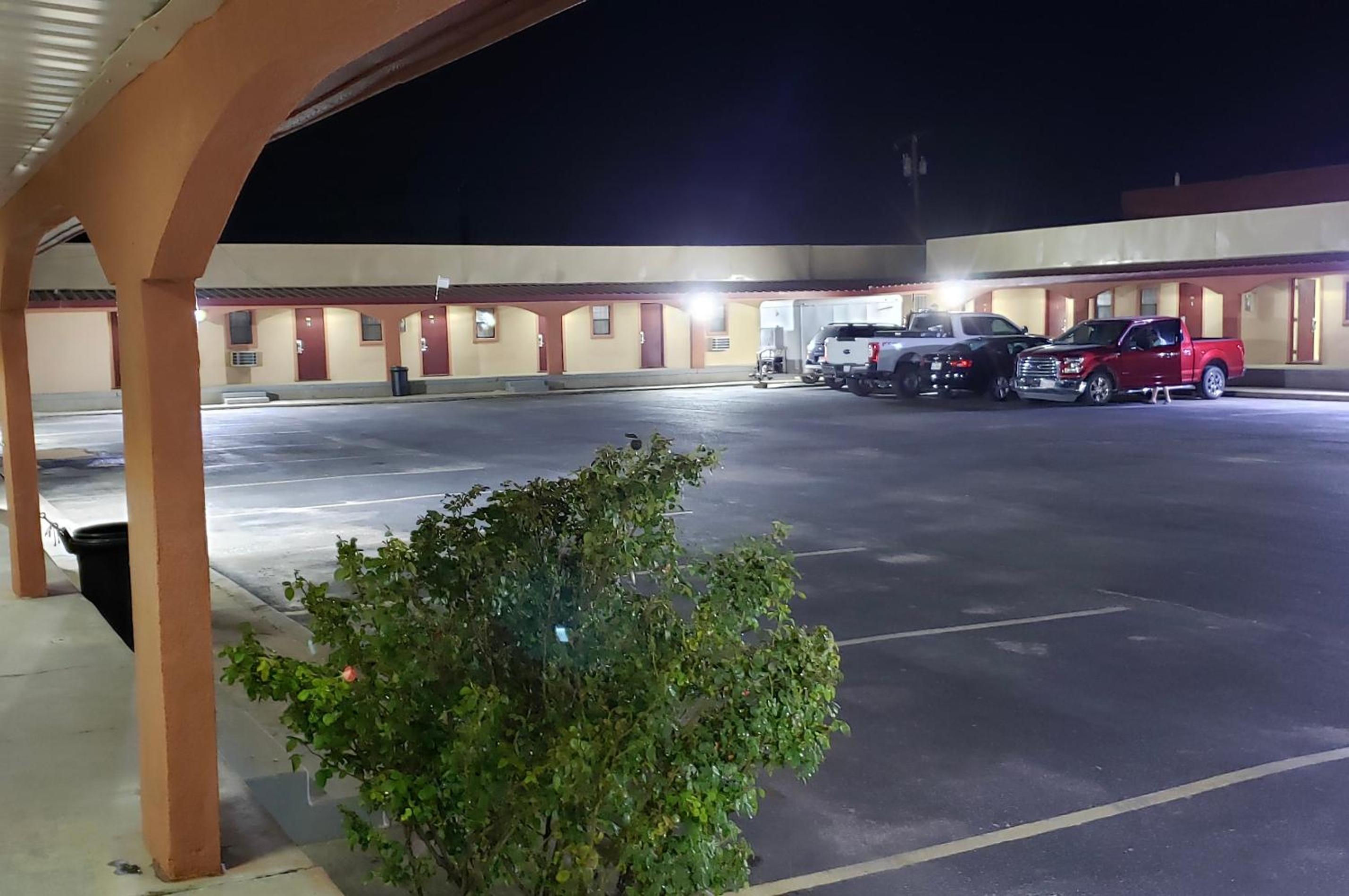 Hotel Economy Inn Odessa - Image 1