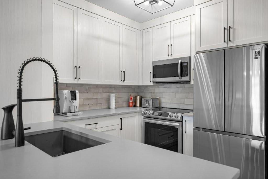 Beautiful Renovated Wolf 2Bed 2Bath
