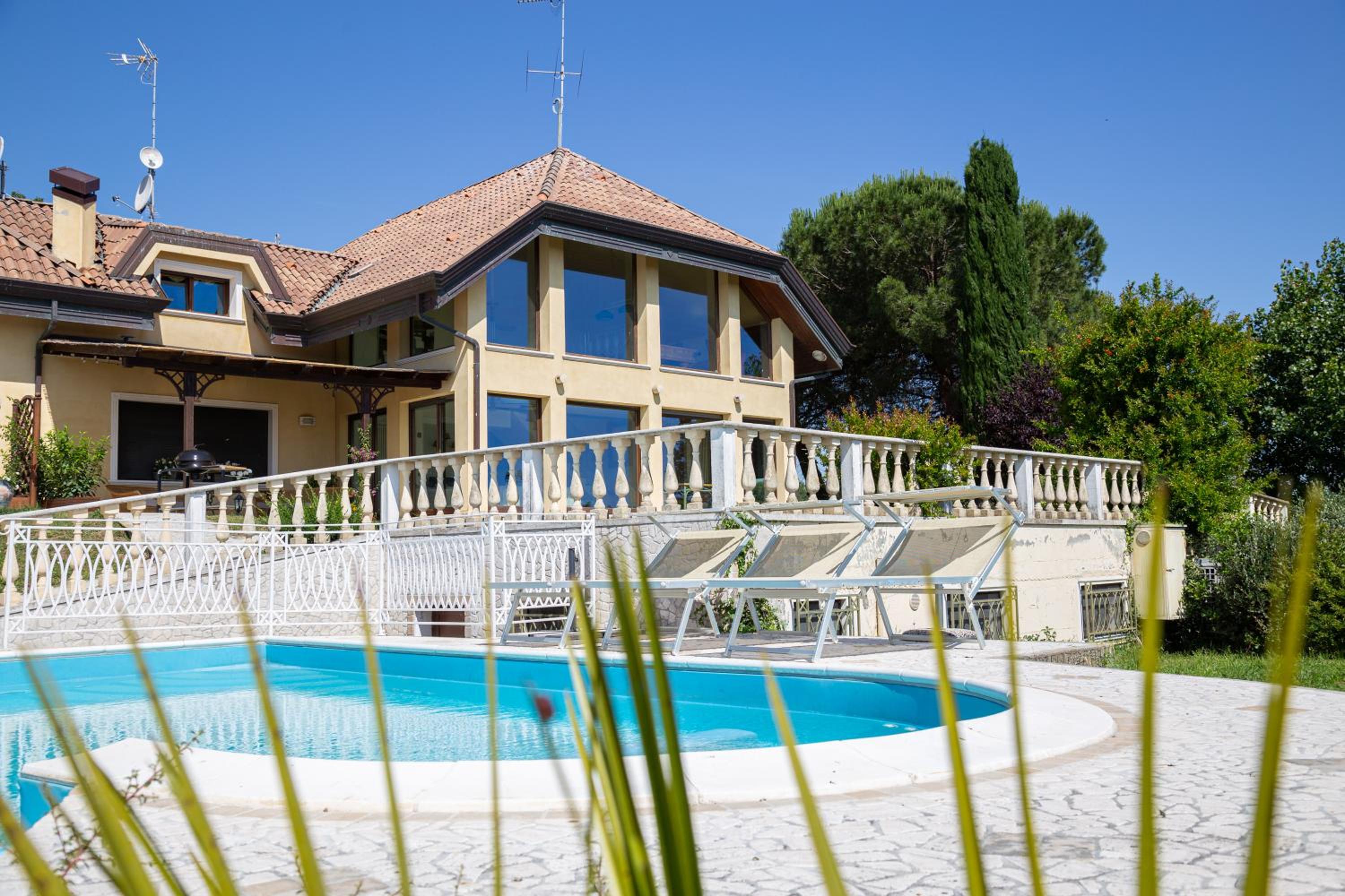Hotel Porzione Di Villa Con Piscina,giardino E Parcheggi