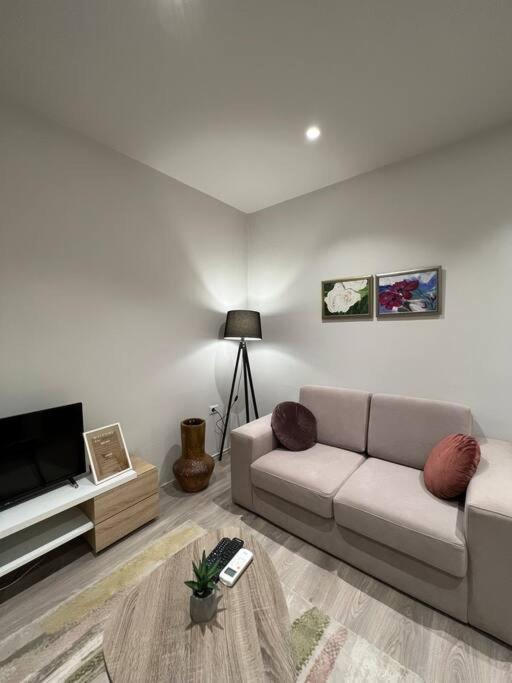 Destiny - Cozy Apartment At Myslym Shyri