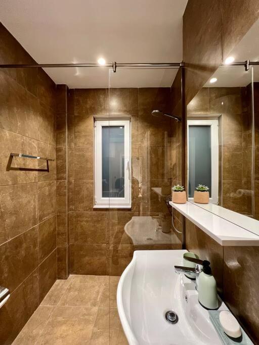 Destiny - Cozy Apartment At Myslym Shyri