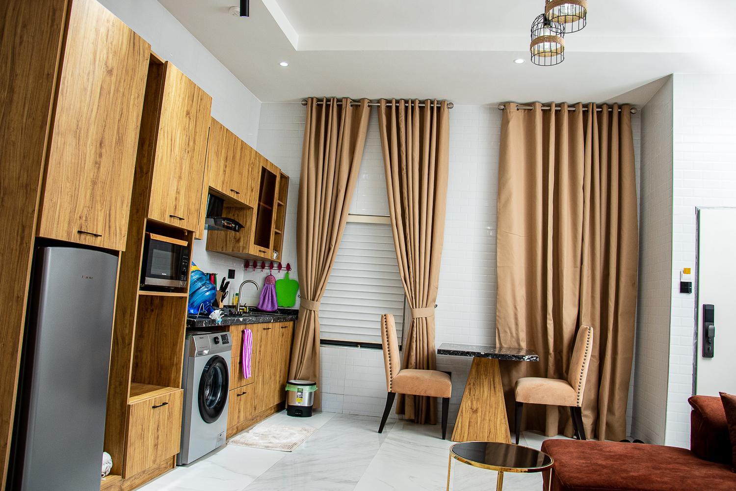 NIFEWAT APARTMENT,2 bedroom apartment NICE SUITE with pool, gym,Netflix, WiFi and sitting out area view 2