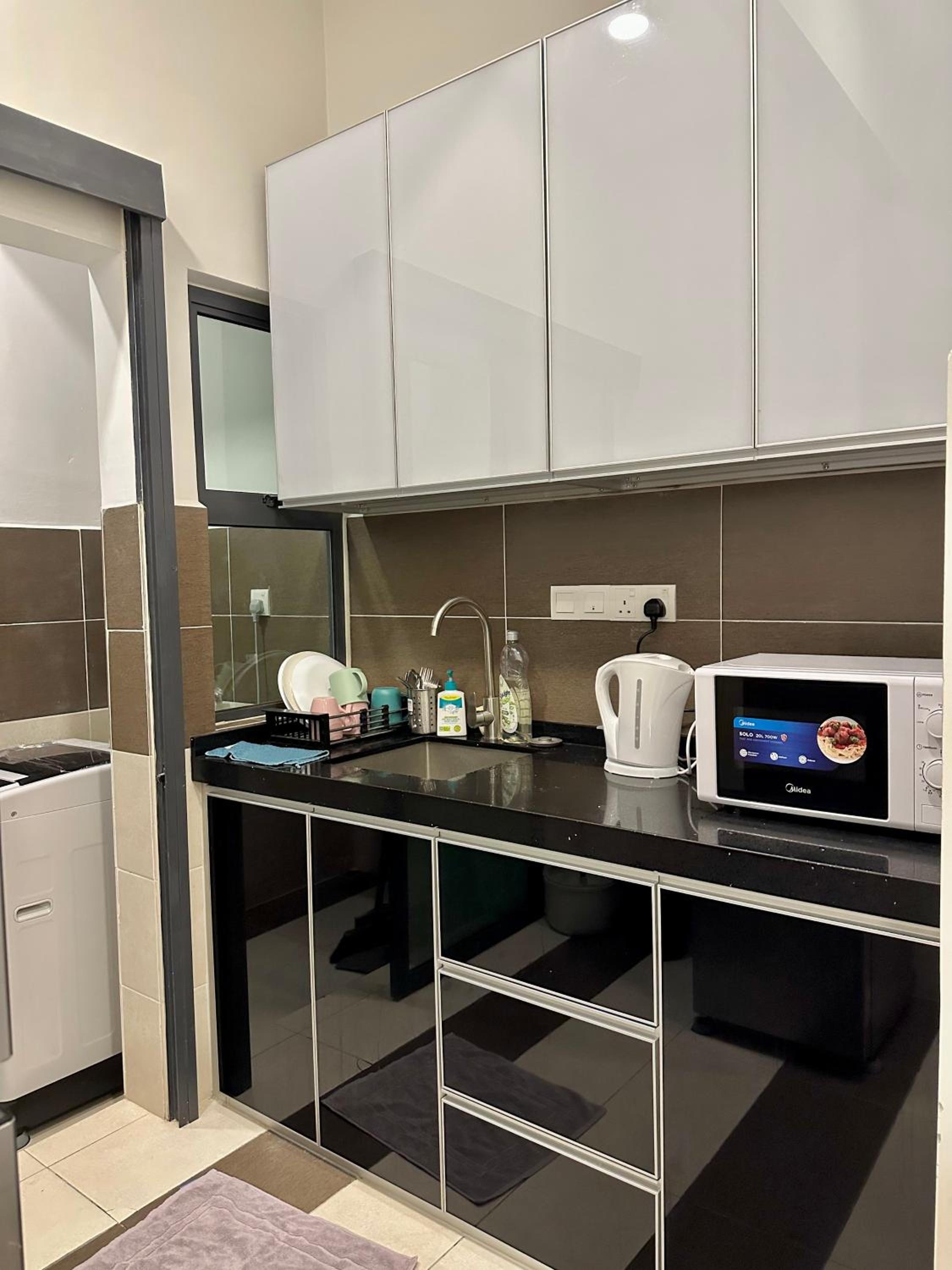 Cozy 2 BR Apartment w/ Pool Gym Wi-Fi & Work Space photo 5