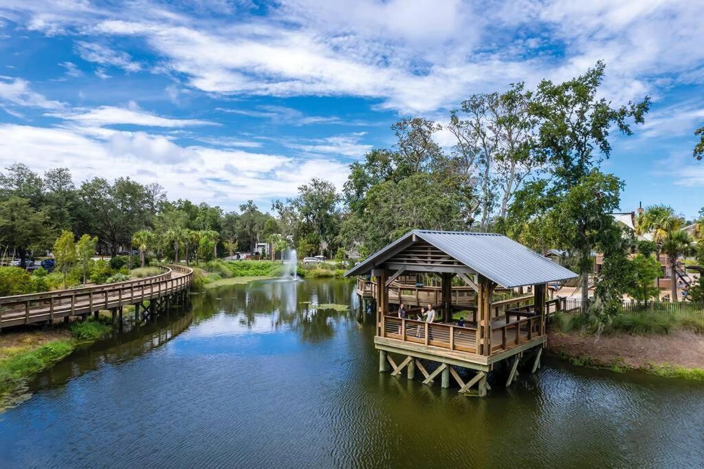 King Queen Bunk Beds Fold out couch sleeps 8 Bikes & Beach Gear included