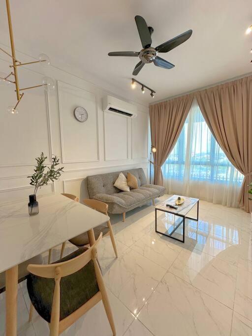Netflix Two Bedroom Troika Kota Bharu Homestay 118 photo 8