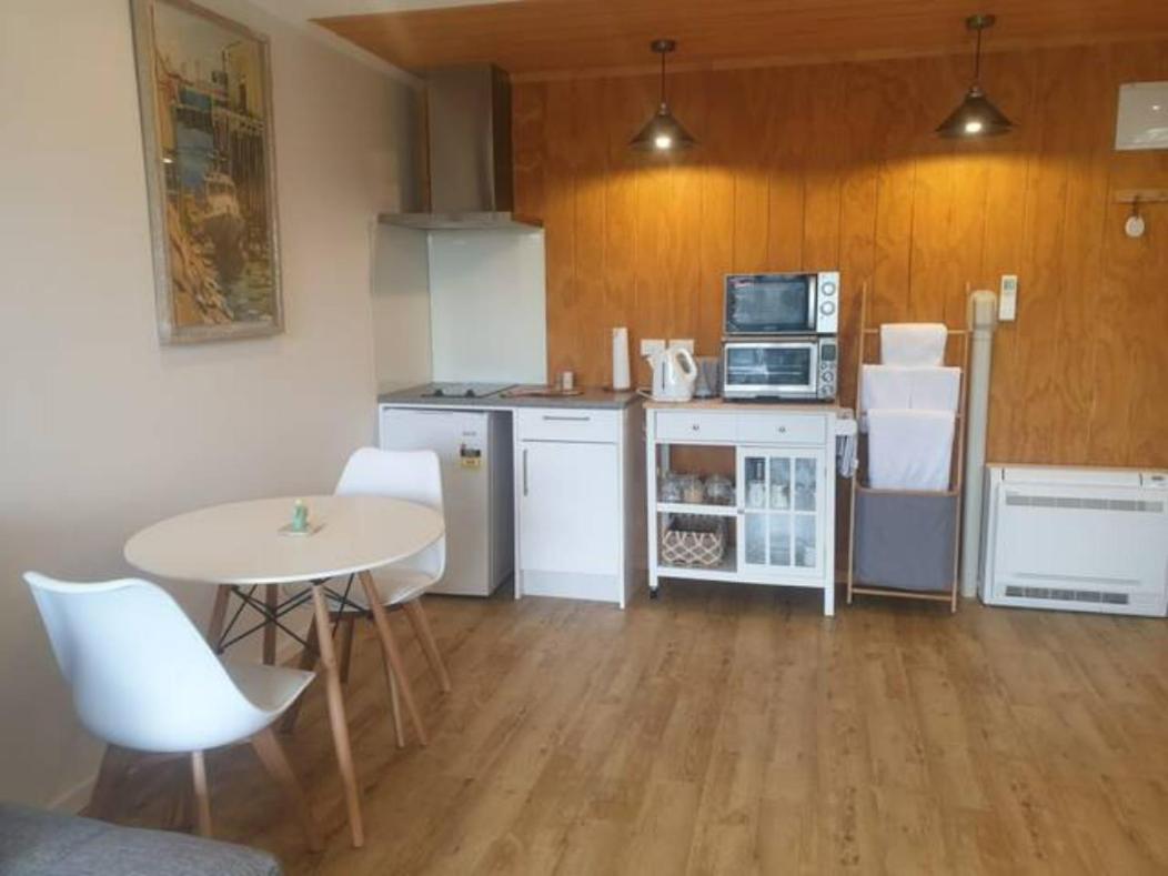 New, Cosy & Private 1-Bedroom & Living Flat view 2