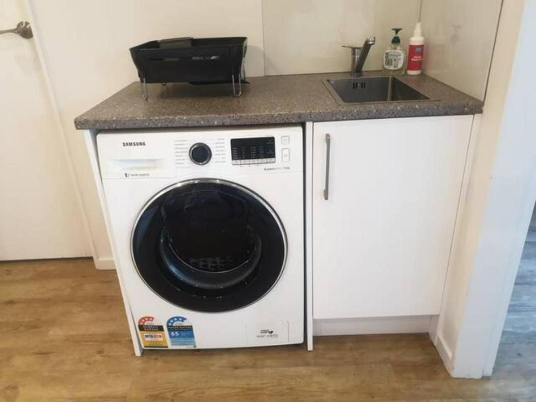 New, Cosy & Private 1-Bedroom & Living Flat view 3