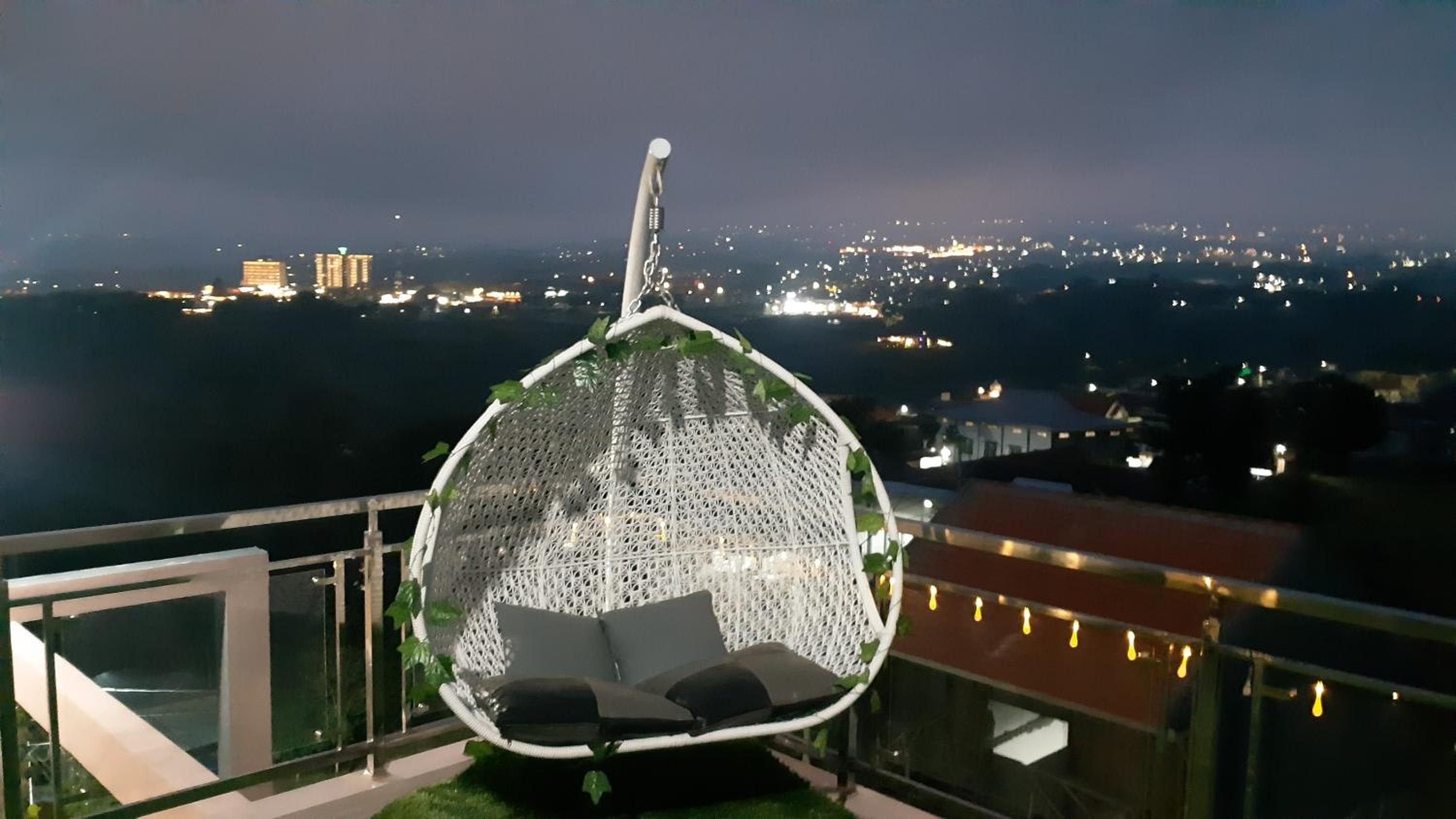 VILLA DUANA BATU TOP VIEW with indoor privat pool, PS 5, billiard, and rooftop 360 mountain view
