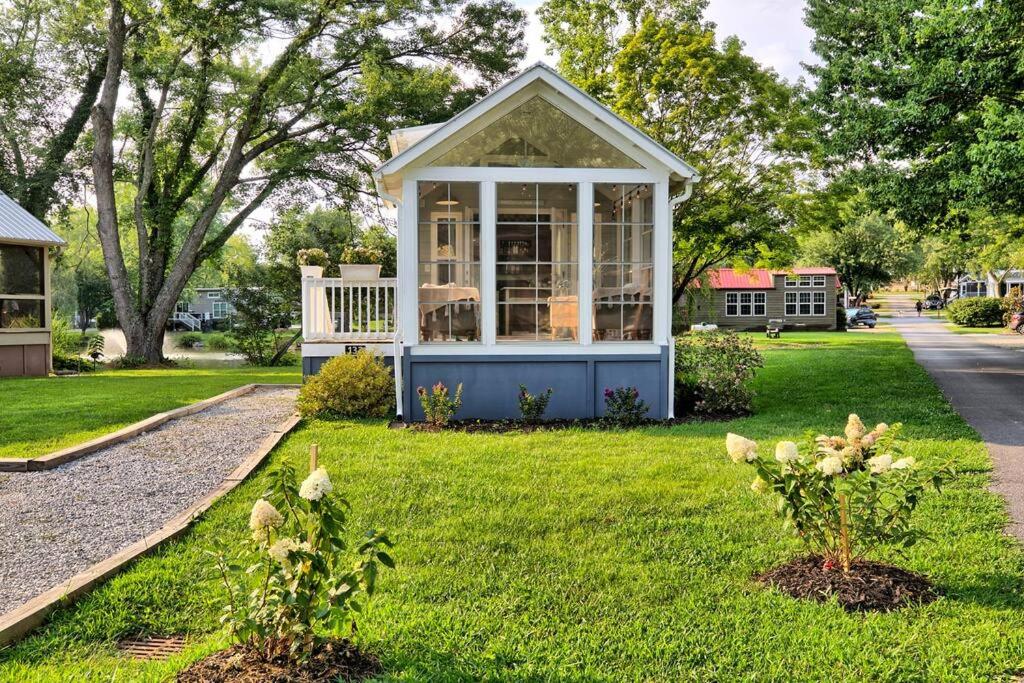 Tiny house near waterfall hikes view 3