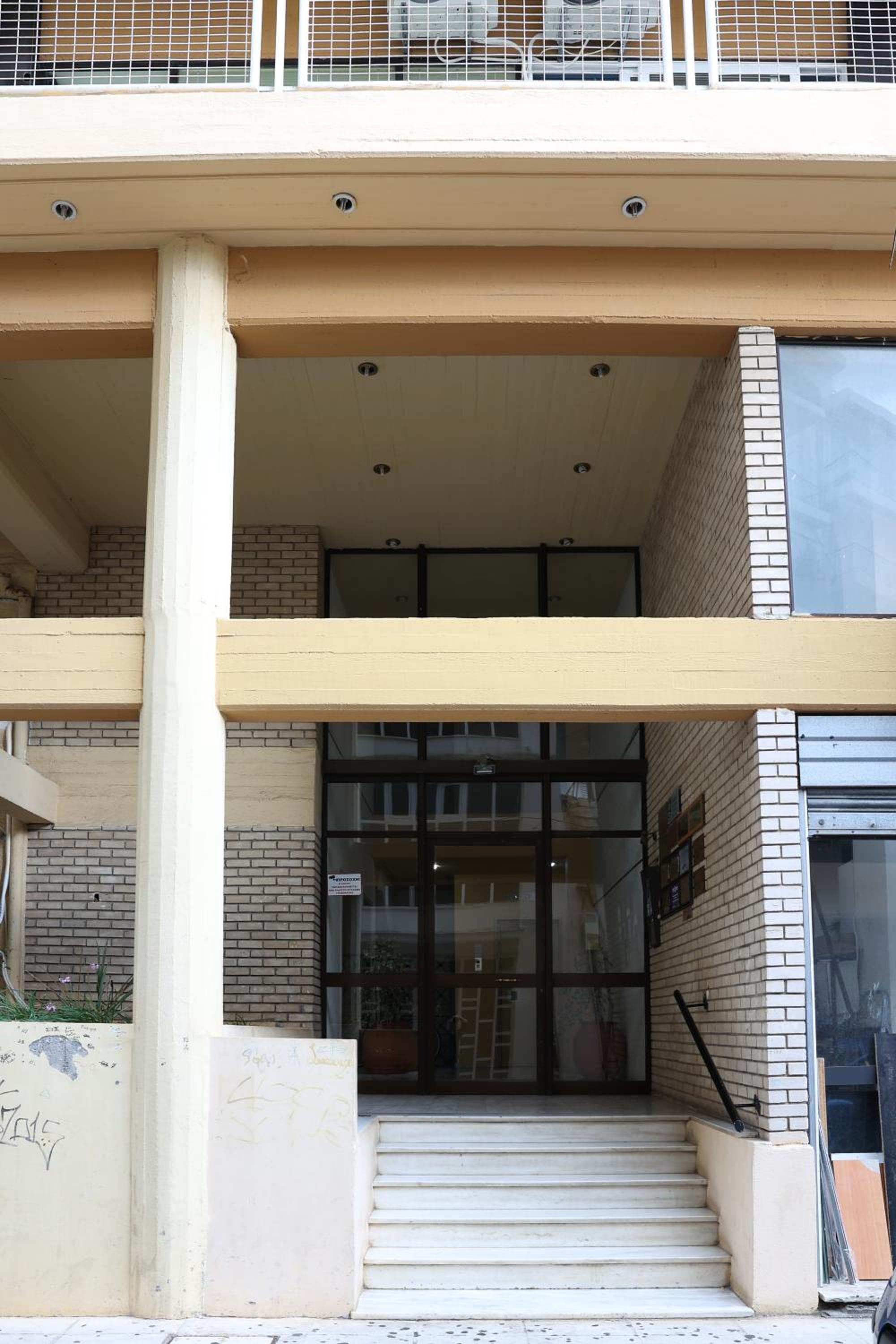 Hotel Spacious view of central square - Image 1