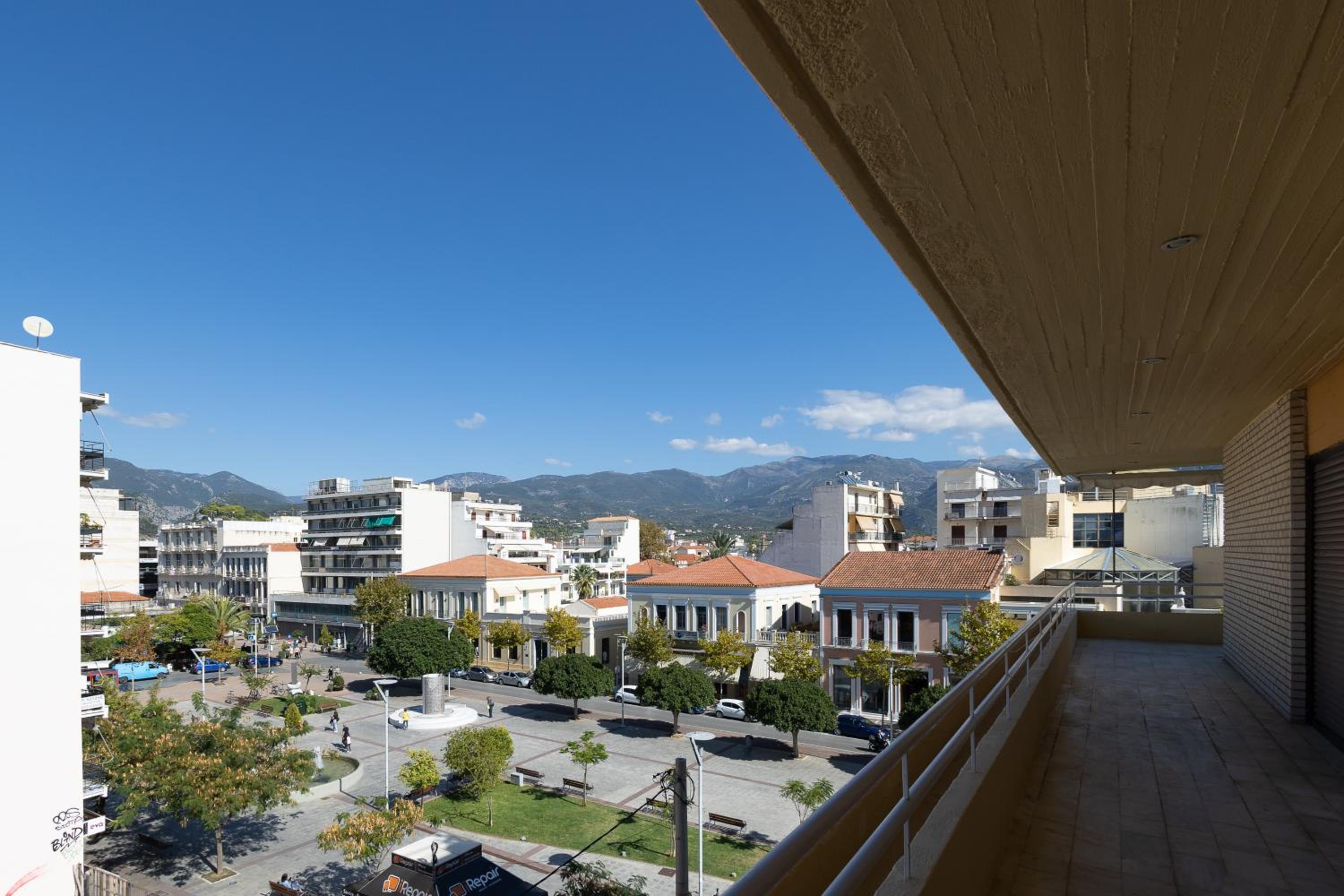 Spacious view of central square view 3