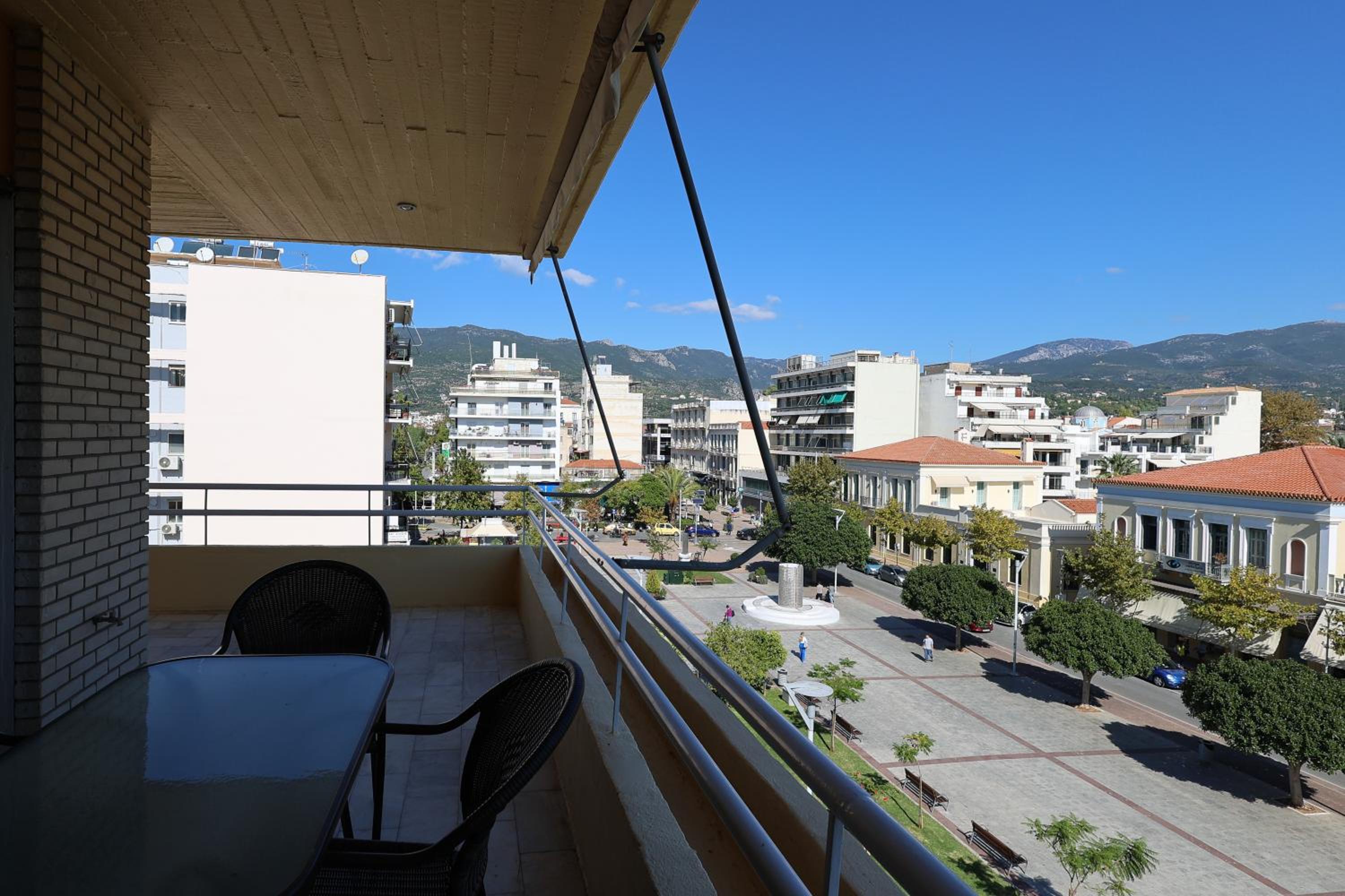 Spacious view of central square view 2