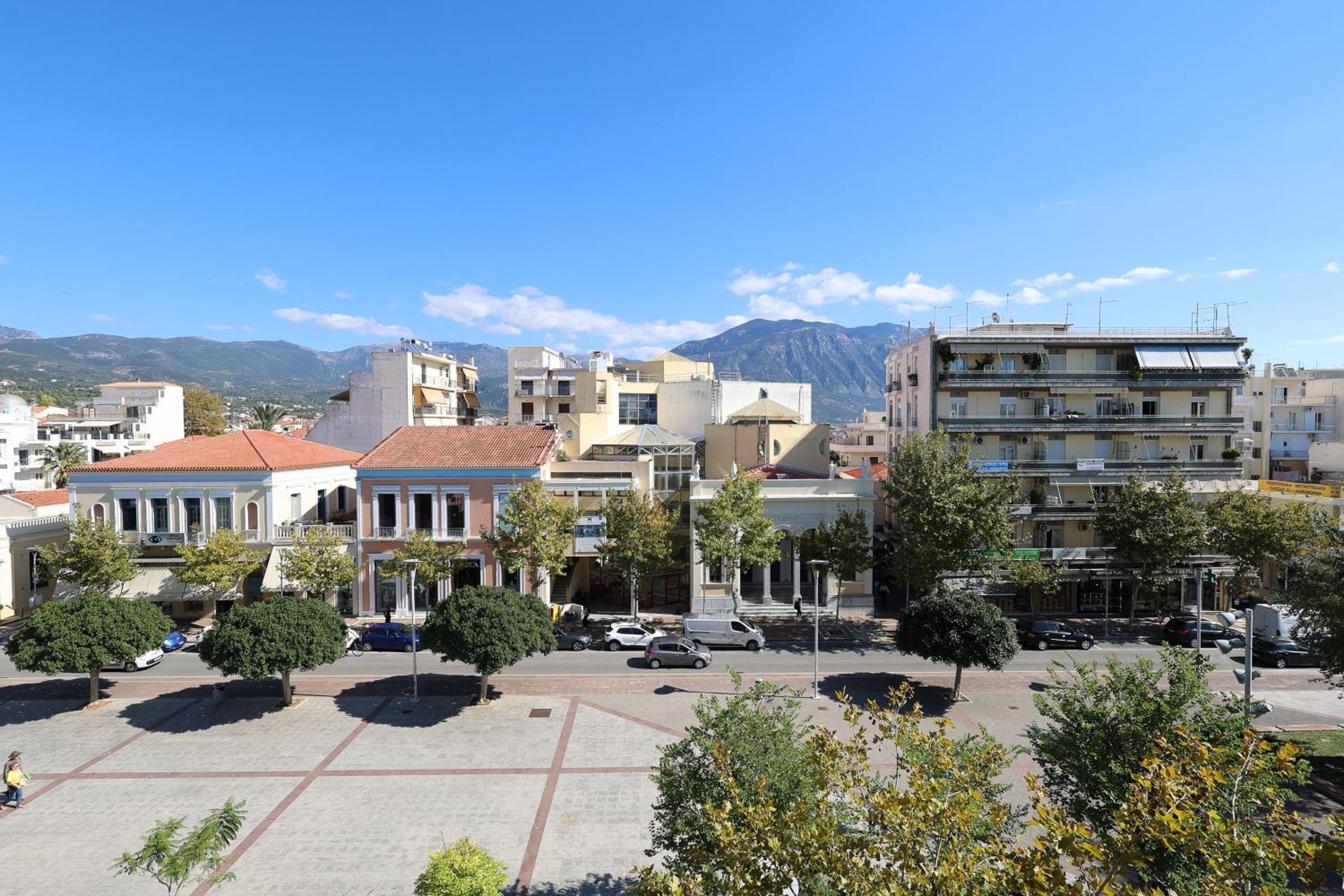 Spacious view of central square view 4