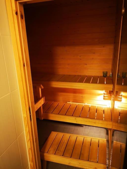 Mukava asunto saunalla ja isolla parvekkeella!