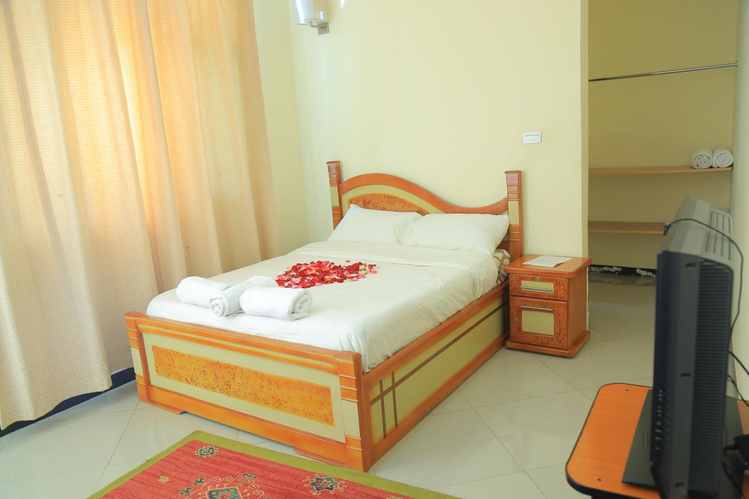 Avi Guest House