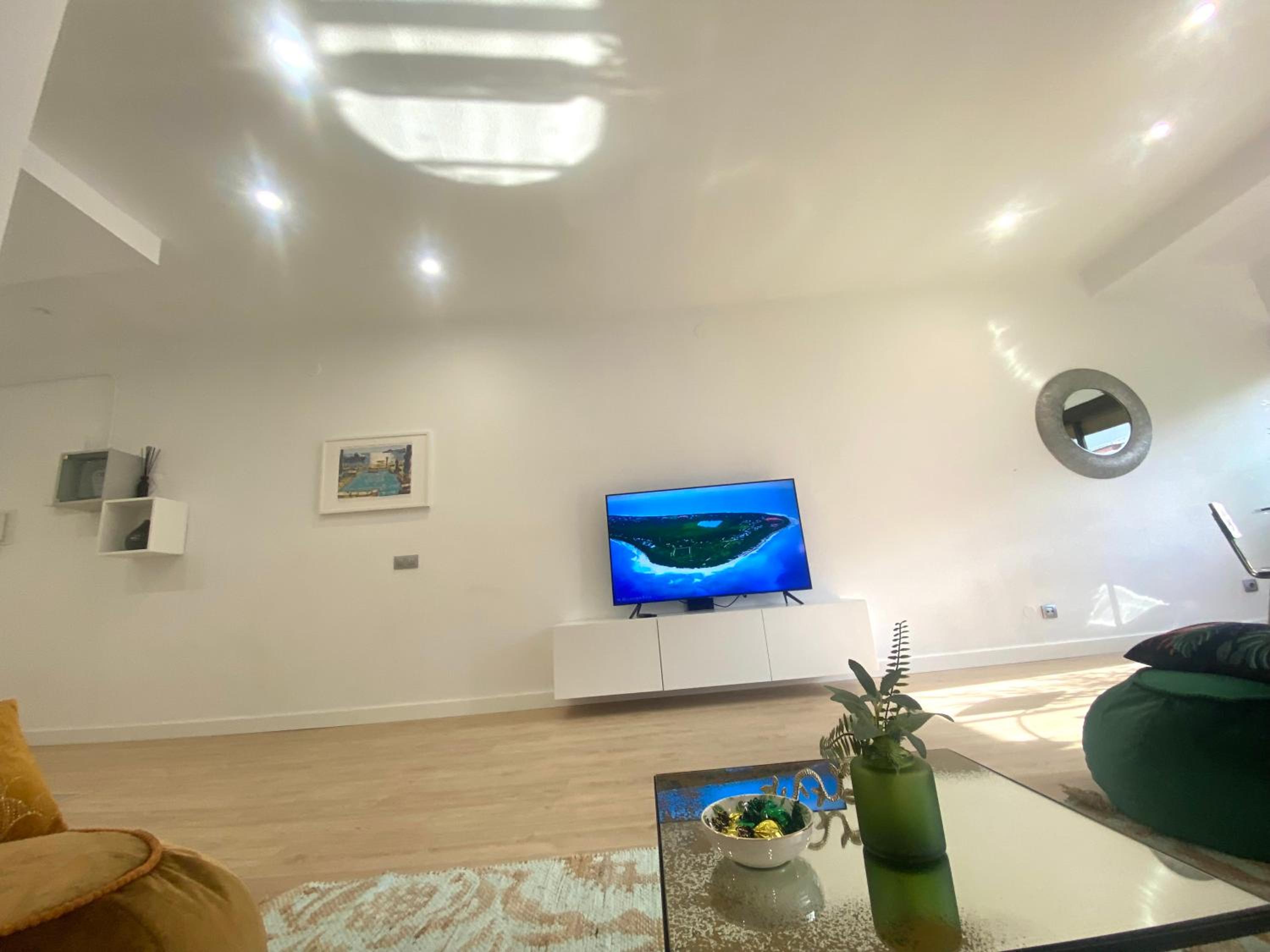 Barcelona Chic Apartments- Free Parking - 10 min BCN center by metro