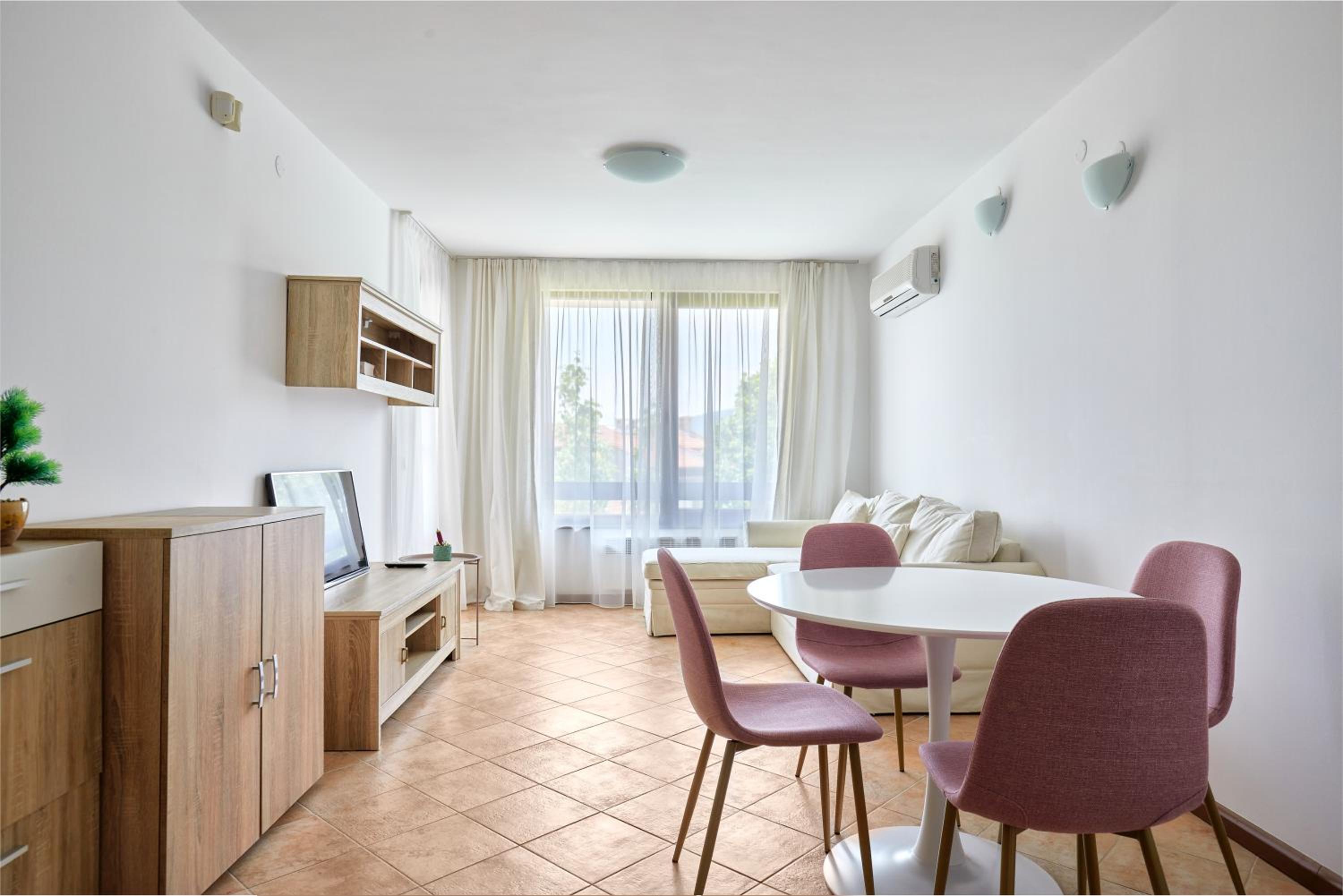Sunlit Serenity: Cozy Flat in Lozenets + Parking