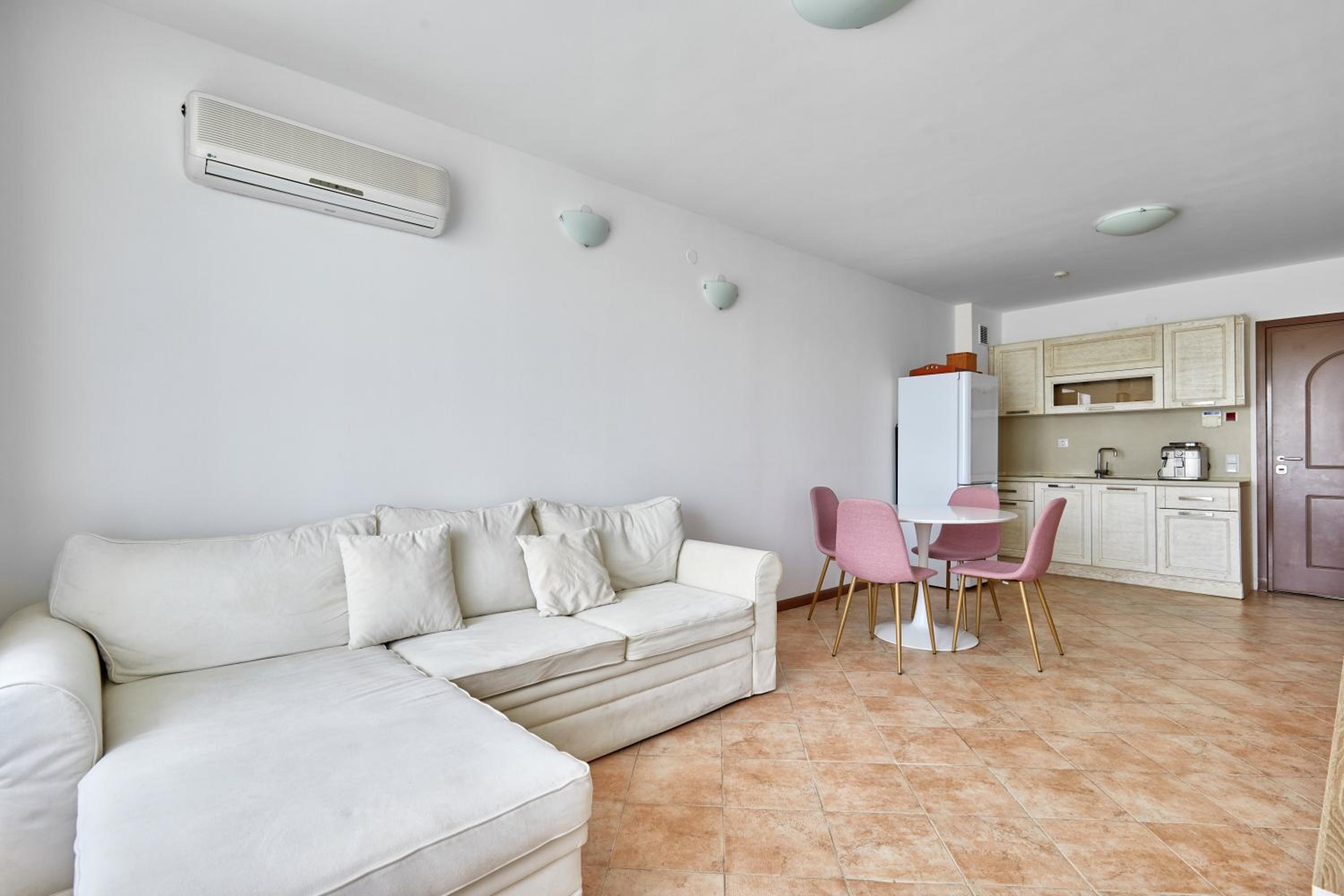 Sunlit Serenity: Cozy Flat in Lozenets + Parking