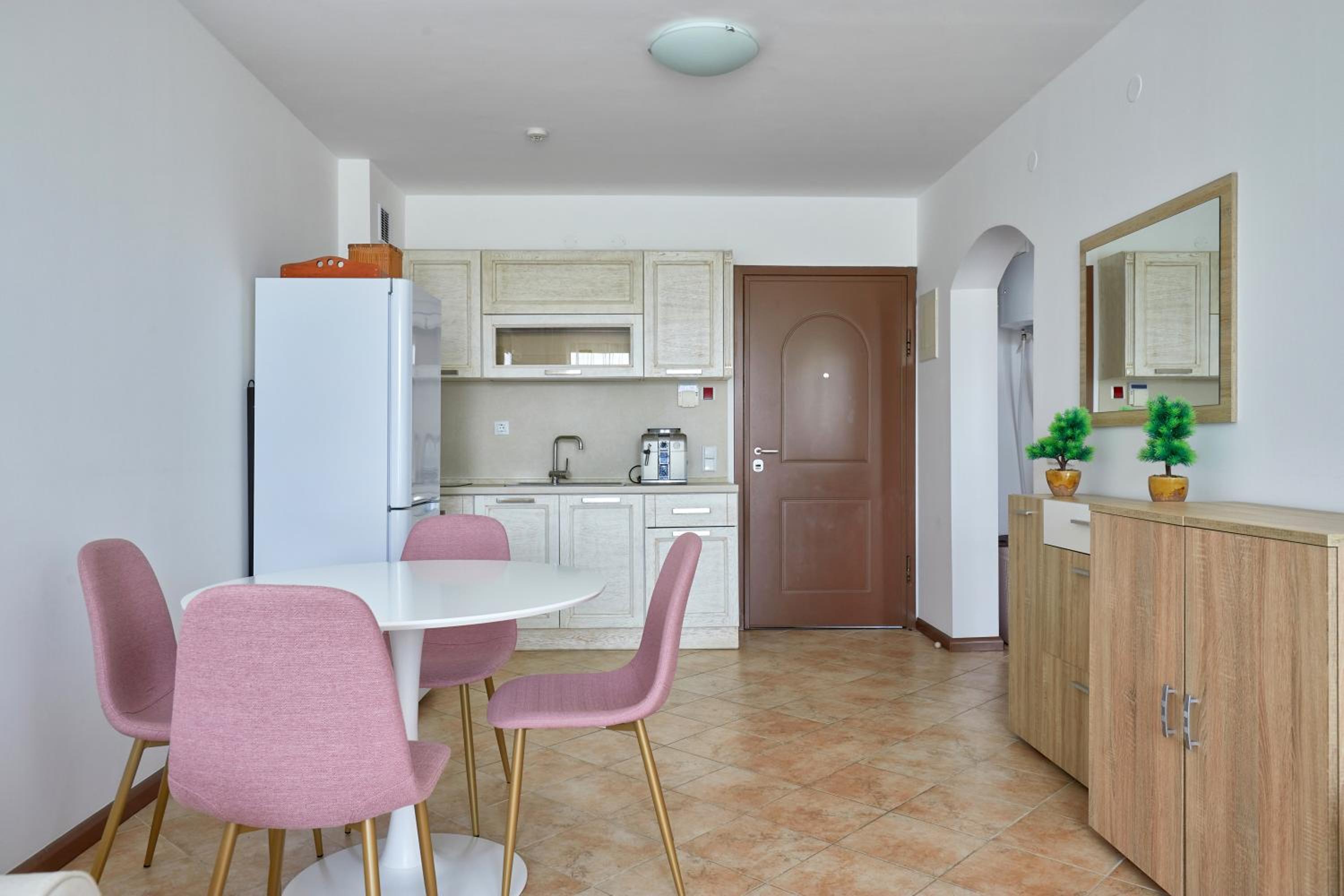 Sunlit Serenity: Cozy Flat in Lozenets + Parking