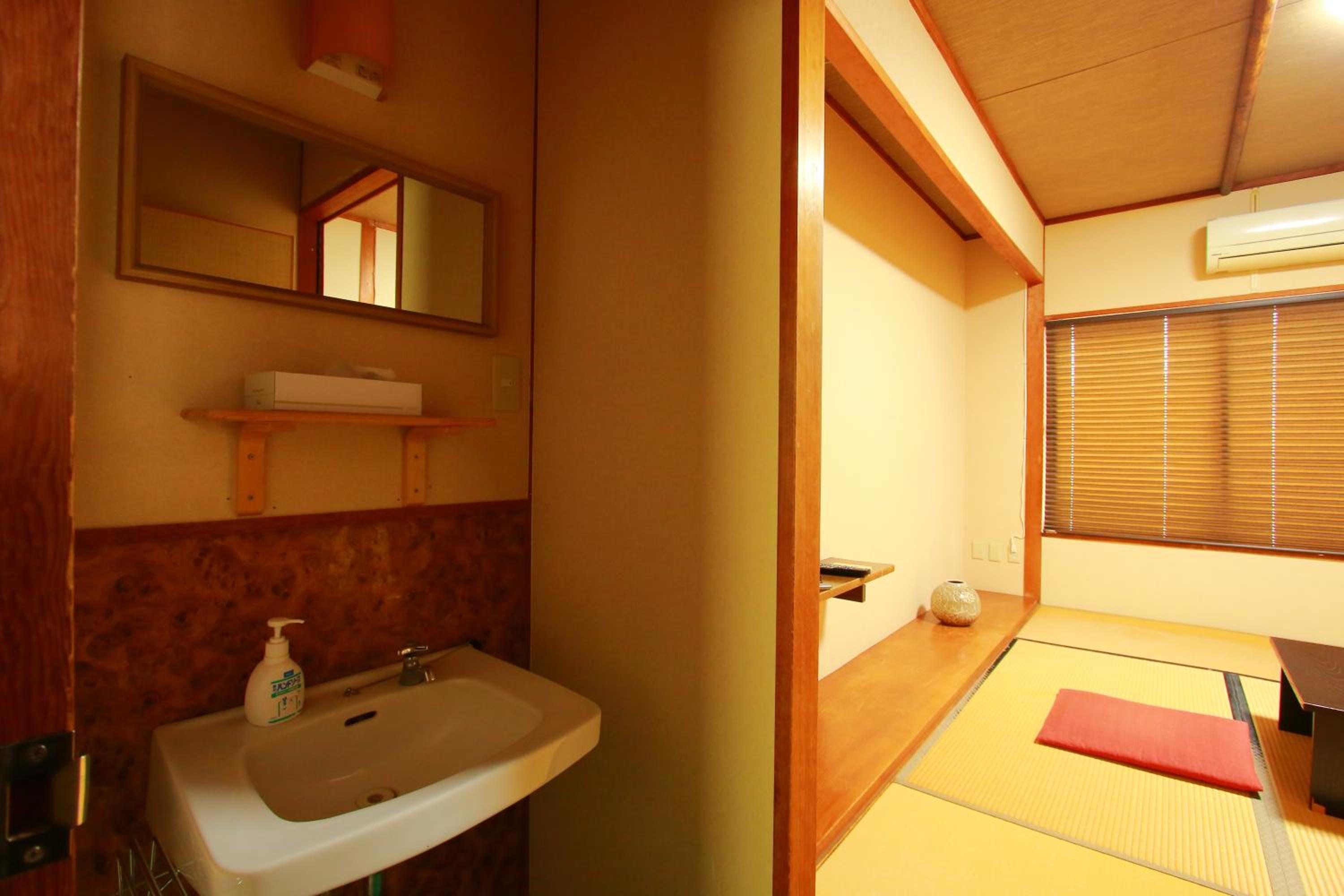 Family Ryokan Kawakyu with Showa Retro, private hot spring view 3