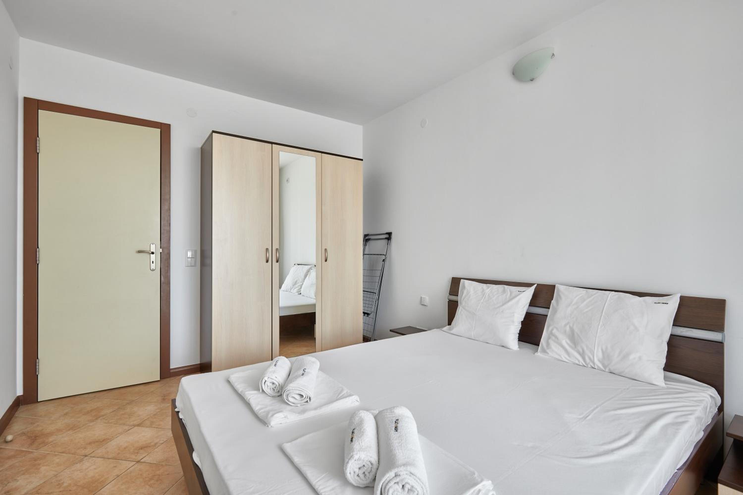 Sunlit Serenity: Cozy Flat in Lozenets + Parking