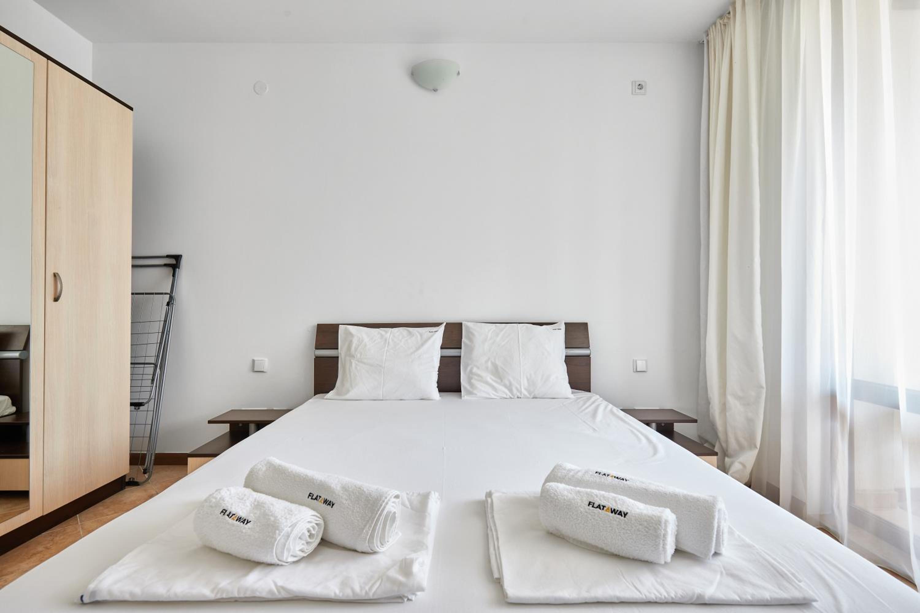 Sunlit Serenity: Cozy Flat in Lozenets + Parking