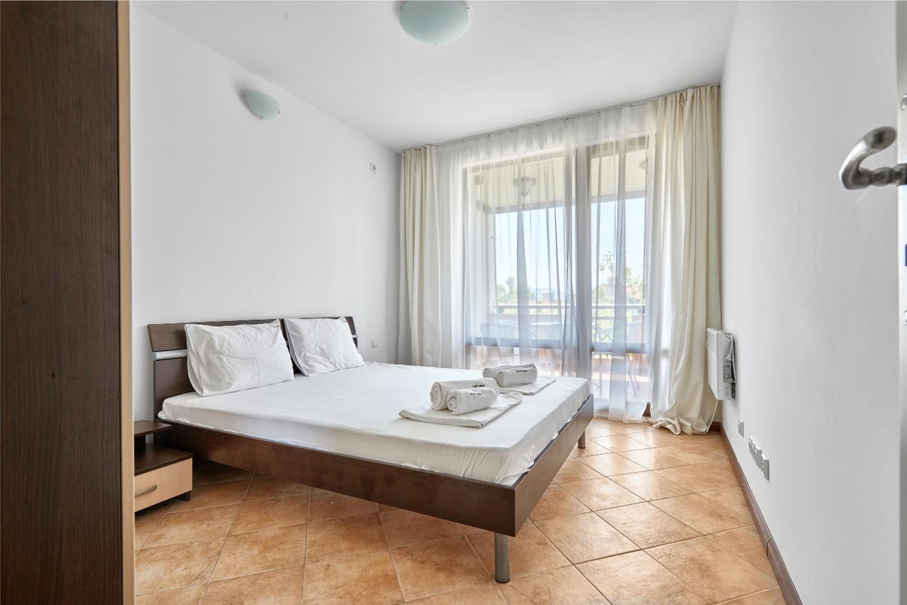 Sunlit Serenity: Cozy Flat in Lozenets + Parking