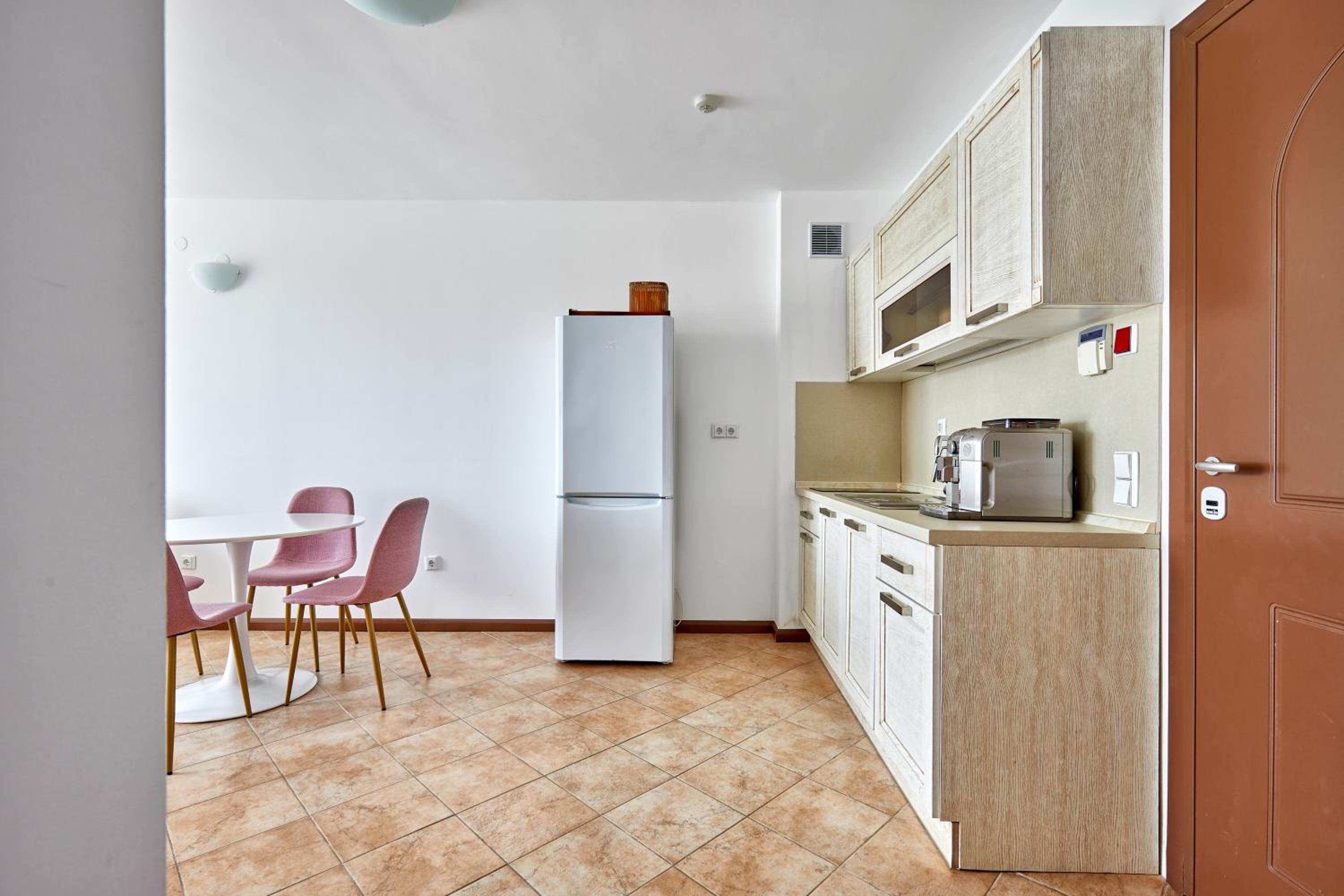 Sunlit Serenity: Cozy Flat in Lozenets + Parking