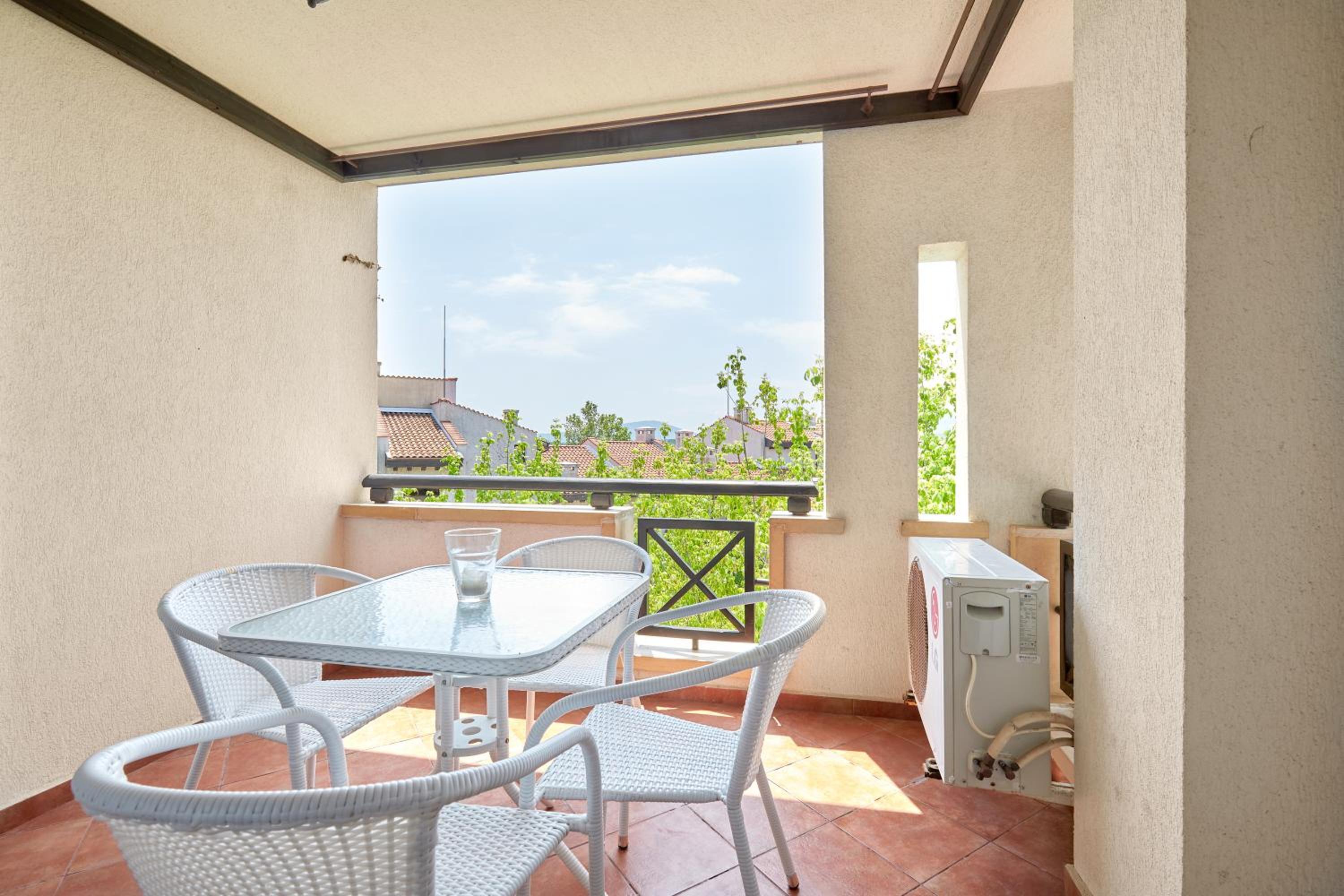 Sunlit Serenity: Cozy Flat in Lozenets + Parking
