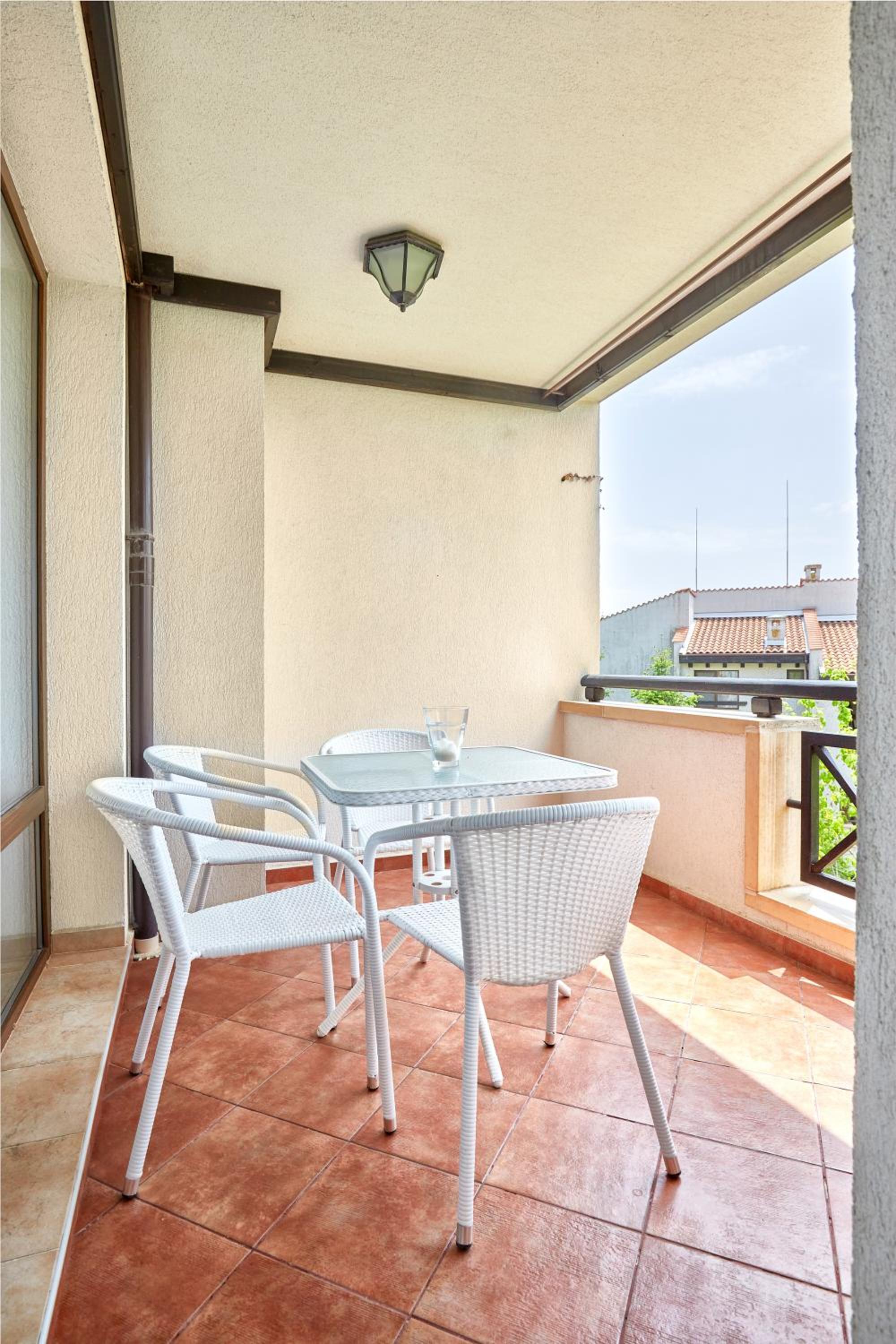Sunlit Serenity: Cozy Flat in Lozenets + Parking