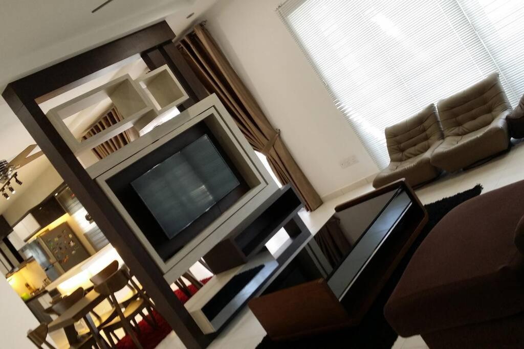 Cosy Spacious Homestay in Central Batu Pahat with Wifi & GENTING Clubhouse photo 1