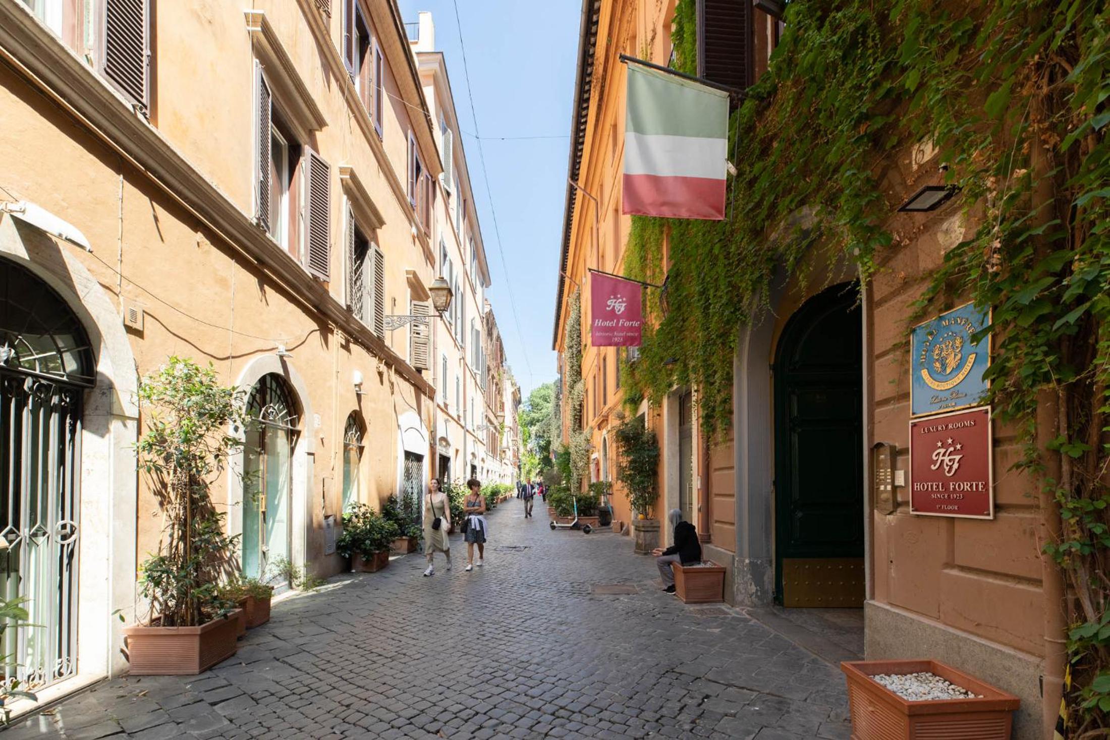 iFlat Margutta Colors on Canvas Apartment