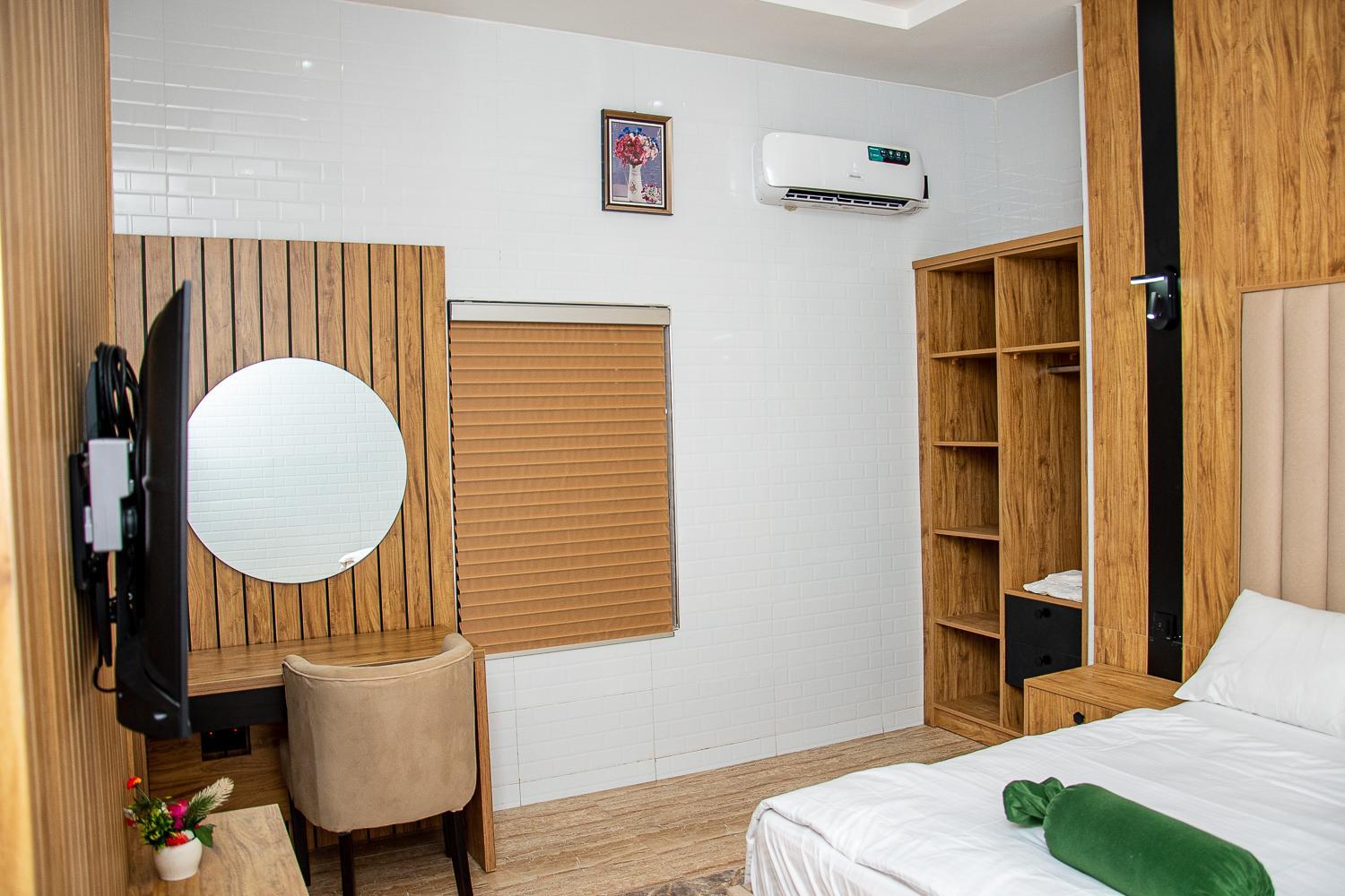 NIFEWAT APARTMENT,Rennes suite 2bedroom apartment with gym,pool, WiFi,Netflix,bar and sitting out area view 5