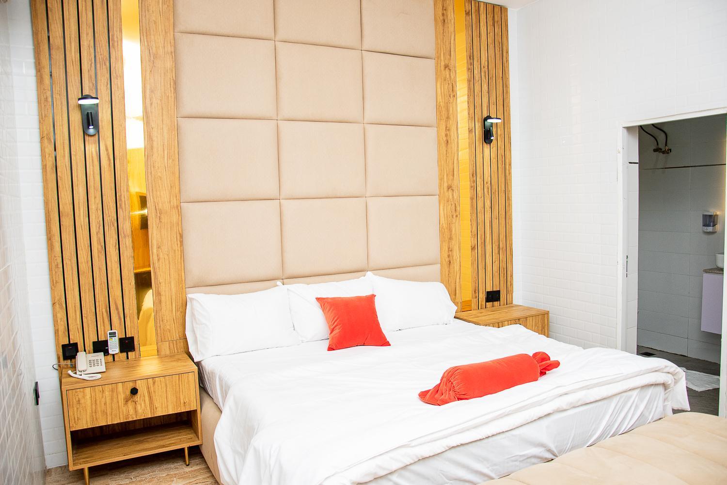 NIFEWAT APARTMENT,Rennes suite 2bedroom apartment with gym,pool, WiFi,Netflix,bar and sitting out area view 4