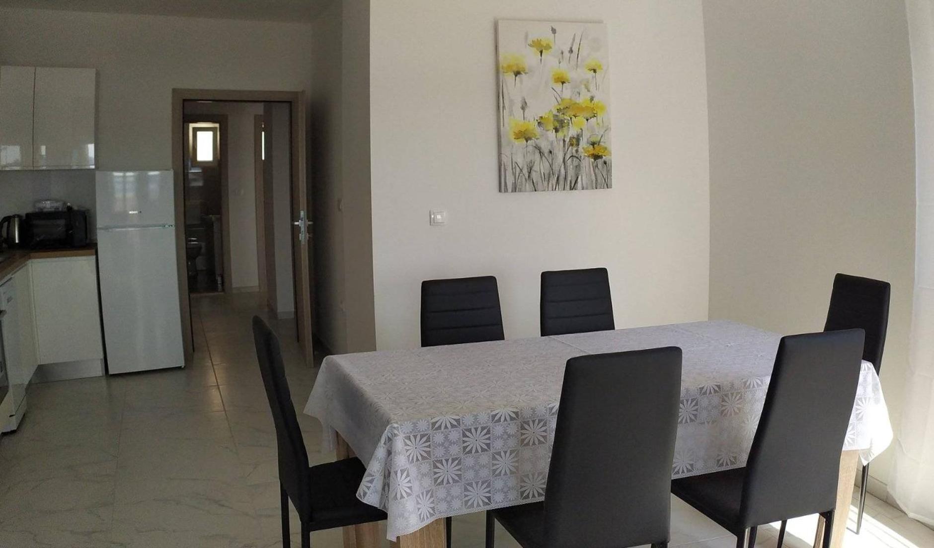 Immaculate 2-Bed Apartment in Okrug Gornji view 3