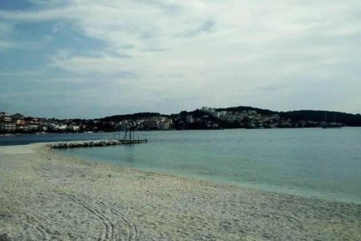 Immaculate 2-Bed Apartment in Okrug Gornji view 2