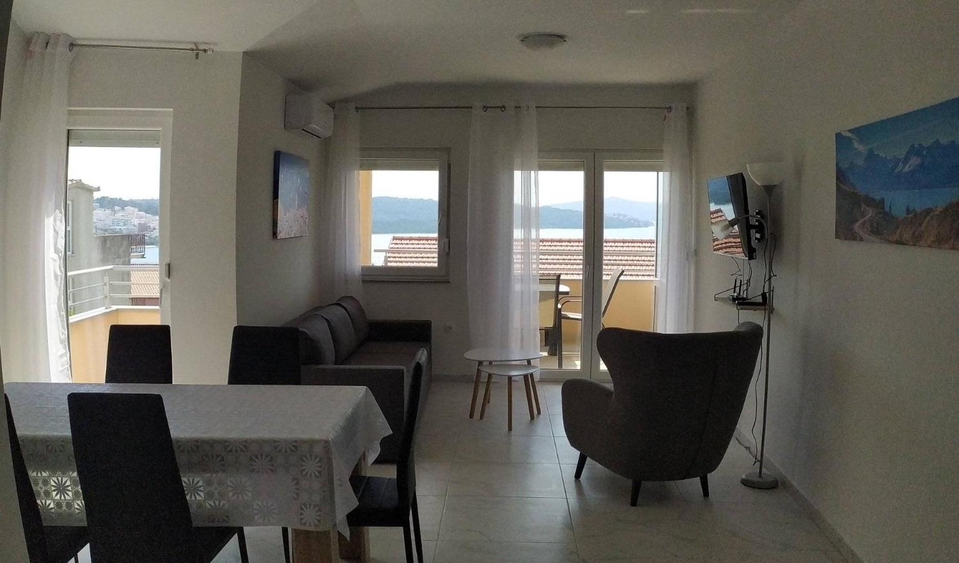 Immaculate 2-Bed Apartment in Okrug Gornji view 4