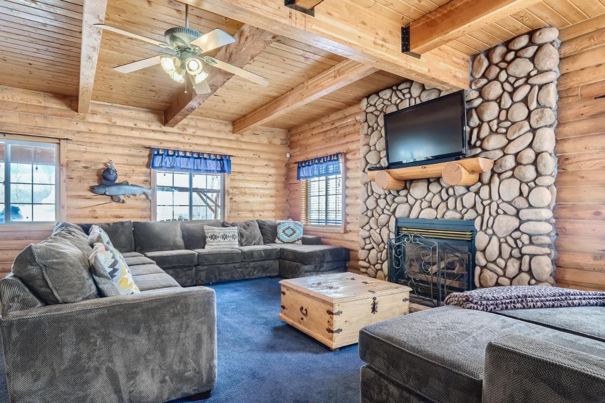 6 Bedroom Cabin by Xquisite Rentals view 2