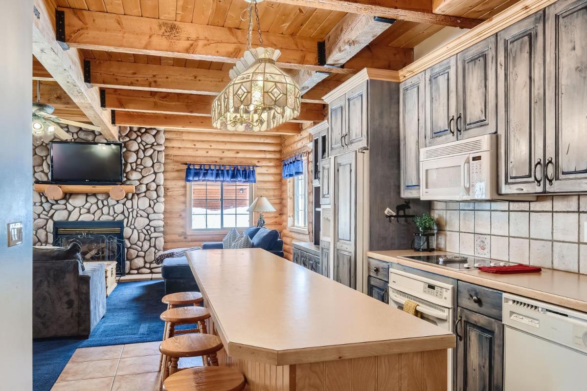 6 Bedroom Cabin by Xquisite Rentals view 4