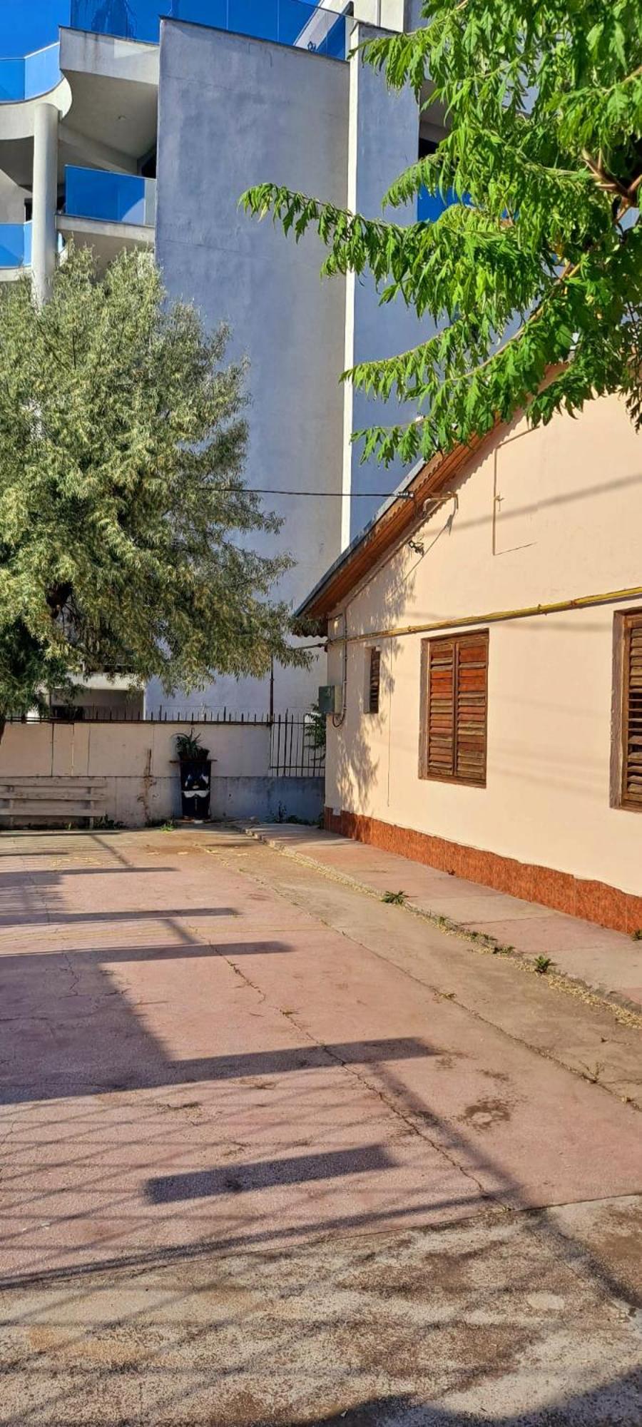 Yellow House Mamaia Nord view 4